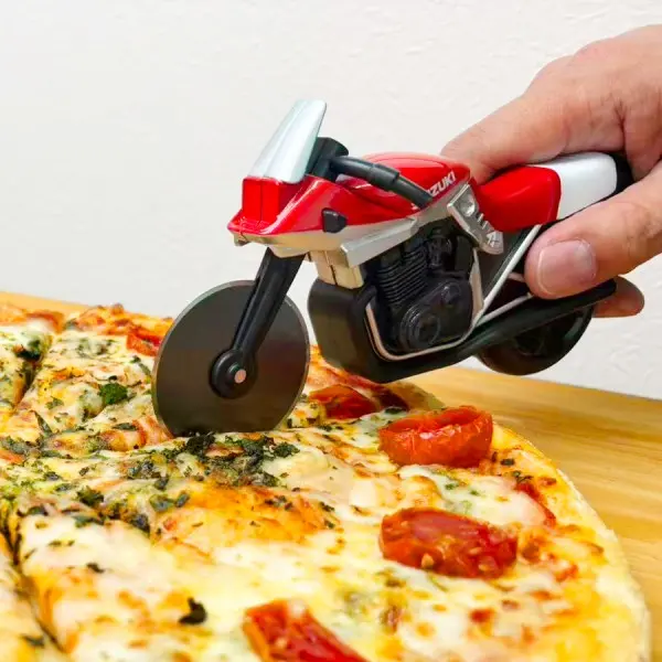 otakumatch's tweet image. 数量限定1000個で予約受付が行われています。スズキ公式ライセンス取得商品です🏍

■SUZUKI「KATANA」型ピザカッターに1000個限定の新色レッド登場　通販サイトで予約開始
otakuma.net/archives/20251…