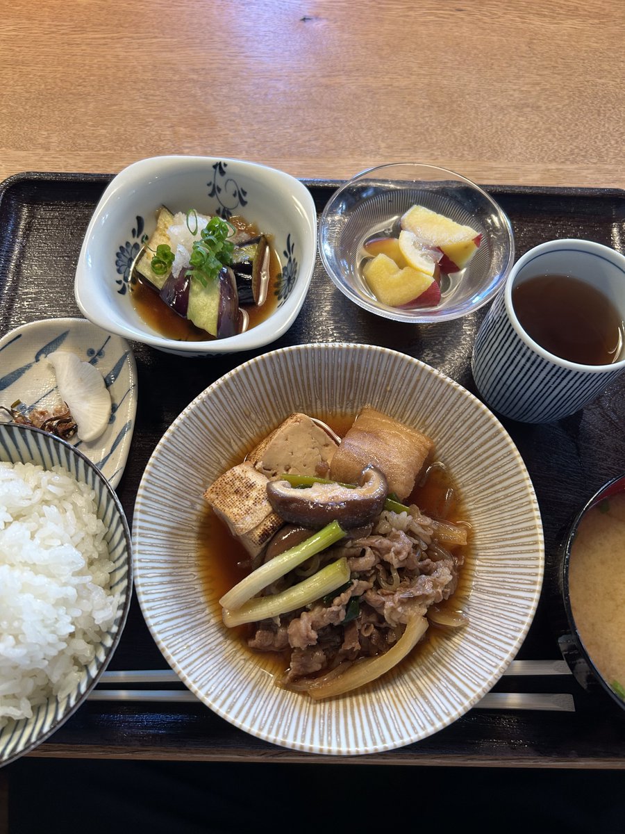 お昼ごはん久々に外食したわ。すき焼き定食たべてもうた。今日めっちゃ暑いやん♪Tシャツで過ごせるわ♪もうすぐ12月やのに暑すぎやろw