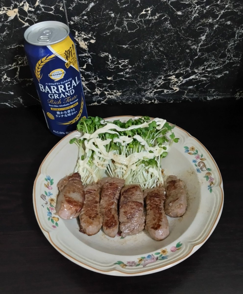 sorugyongu's tweet image. 今日の夜勤対策です🌙🏢

いま昼ですがステーキ食べて飲んで強制的に寝ます🍺🥩😪💤💤