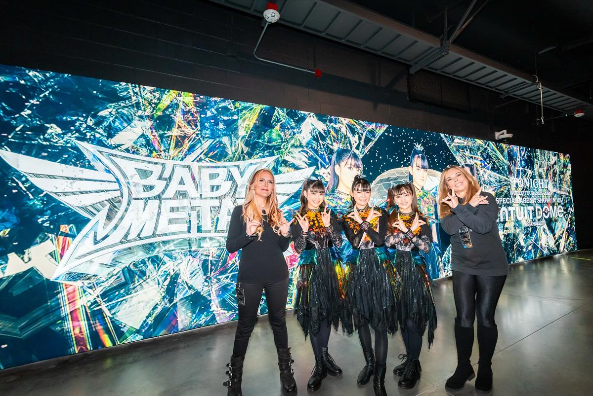 mametal3's tweet image. ん？もしかしてFull Metal Jackie(🇺🇸の有名ラジオDJ)のインスタの個人的なアカウント？(違ってたらｺﾞﾒﾝﾅｻｲ💦)
INTUIT DOMEで5FDPとBABYMETALに盾贈った写真
2015年のDownload UKでBABYMETALと撮った写真も一緒にあげてる(2枚目の写真。ポストもそんな内容)
#BABYMETAL
instagram.com/p/DRDpgX5gRj8/