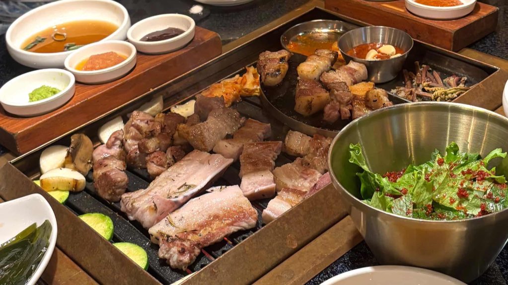 근황,,

대한민국 고등학생이라면 한 번쯤 치게 된다는 수능을 쳤고요 대학 떨깅도 당해봤고요
1년 동안 배운 국어쌤 뵈러 가서 고기도 얻어먹구 왔슨😁😁