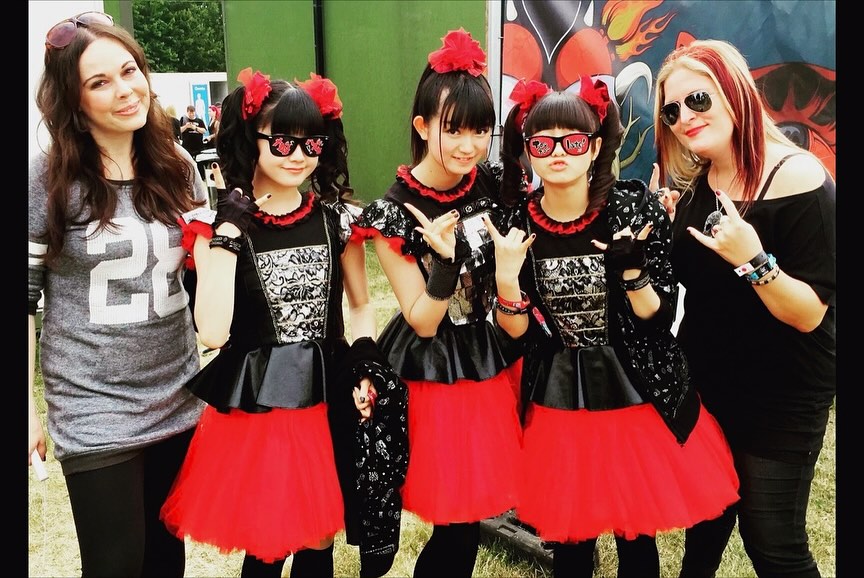 mametal3's tweet image. ん？もしかしてFull Metal Jackie(🇺🇸の有名ラジオDJ)のインスタの個人的なアカウント？(違ってたらｺﾞﾒﾝﾅｻｲ💦)
INTUIT DOMEで5FDPとBABYMETALに盾贈った写真
2015年のDownload UKでBABYMETALと撮った写真も一緒にあげてる(2枚目の写真。ポストもそんな内容)
#BABYMETAL
instagram.com/p/DRDpgX5gRj8/