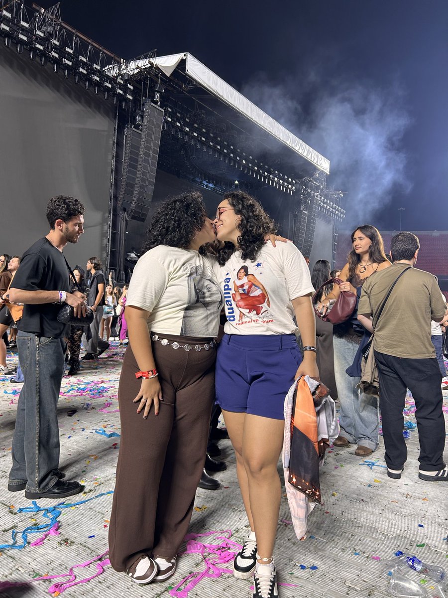 srtaTrindadee's tweet photo. Registros de um dos melhores dias da minha vida ao lado do amor da minha vida! 💙🩷
#RadicalOptimismTour https://t.co/s37FAEqGQ5