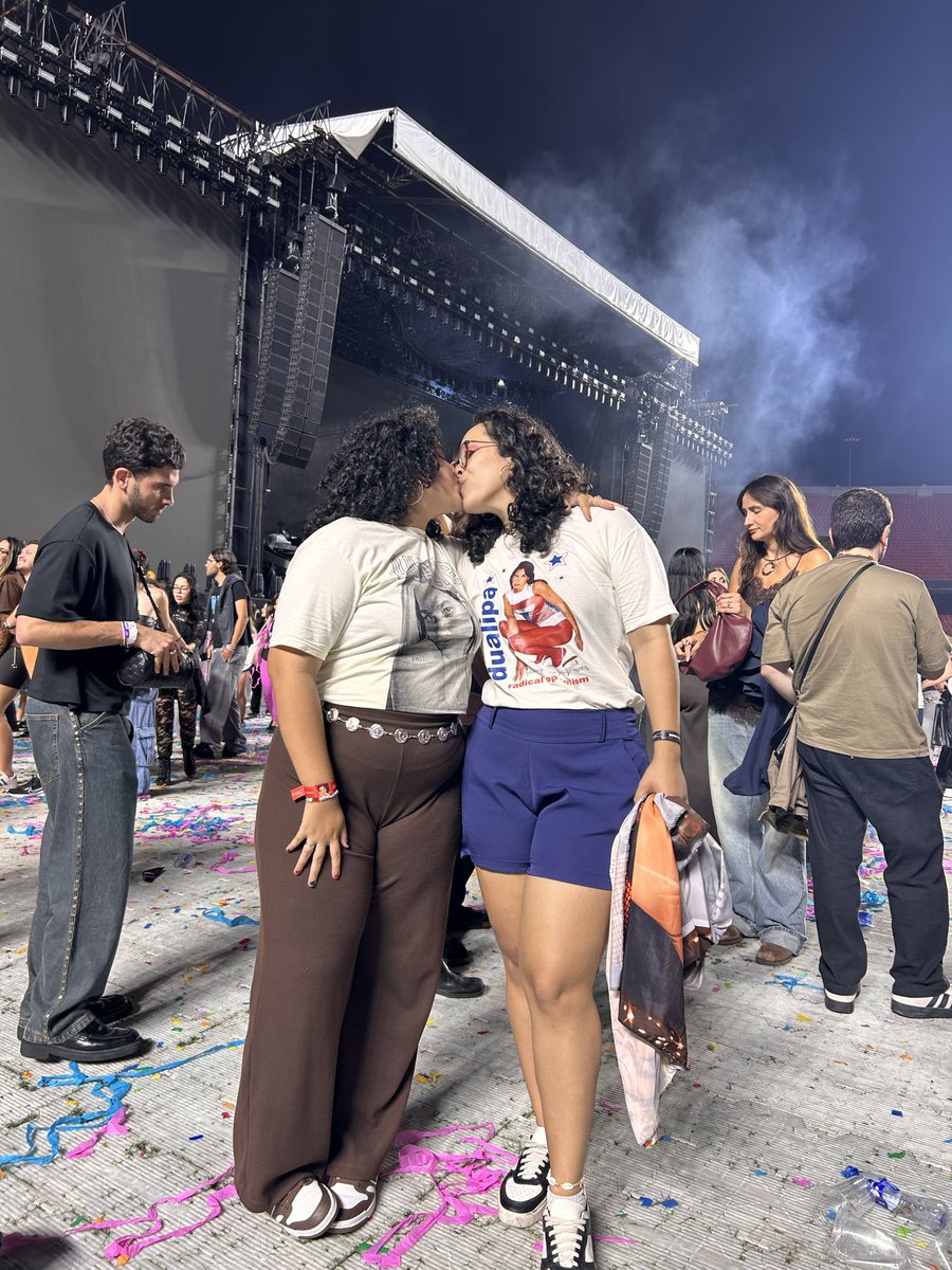 srtaTrindadee's tweet photo. Registros de um dos melhores dias da minha vida ao lado do amor da minha vida! 💙🩷
#RadicalOptimismTour https://t.co/s37FAEqGQ5