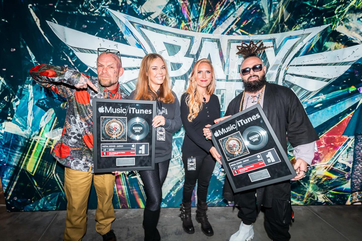 mametal3's tweet image. ん？もしかしてFull Metal Jackie(🇺🇸の有名ラジオDJ)のインスタの個人的なアカウント？(違ってたらｺﾞﾒﾝﾅｻｲ💦)
INTUIT DOMEで5FDPとBABYMETALに盾贈った写真
2015年のDownload UKでBABYMETALと撮った写真も一緒にあげてる(2枚目の写真。ポストもそんな内容)
#BABYMETAL
instagram.com/p/DRDpgX5gRj8/