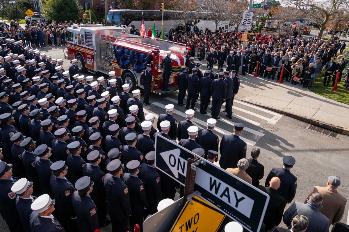 1ontapdigital's tweet photo. Funeral Service for fallen Firefighter Patrick Brady in Queens on Saturday November 15, 2025.

#fdny #lineofdutydeath #fallenfirefighter #patrickbrady #karabrady #timothydolan #timothycardinaldolan #cardinaldolan #roberttucker #fdnycommissioner #funeral #ladder120 #belleharbor https://t.co/8iLTukd3zz