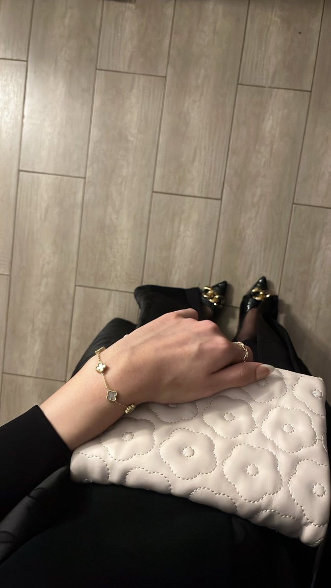 يامقر الزين ياوجهة بلاده
مايزين الوقت لين يزين جوّك
 
قايده ما انتي تحت امر القياده
 كل عذراء تحترم حظرة سموّك

في حضورك ما يعرفون الركاده
 تذهلين إمن اسفلك لا اقصى علوّك

المساء ياخذ من وصوفك براده
 يسرق الانسام في لحظة هدوّك

وعنقك اللي تستحي منه القلاده
مازهاه  الا مخايلك ونوك