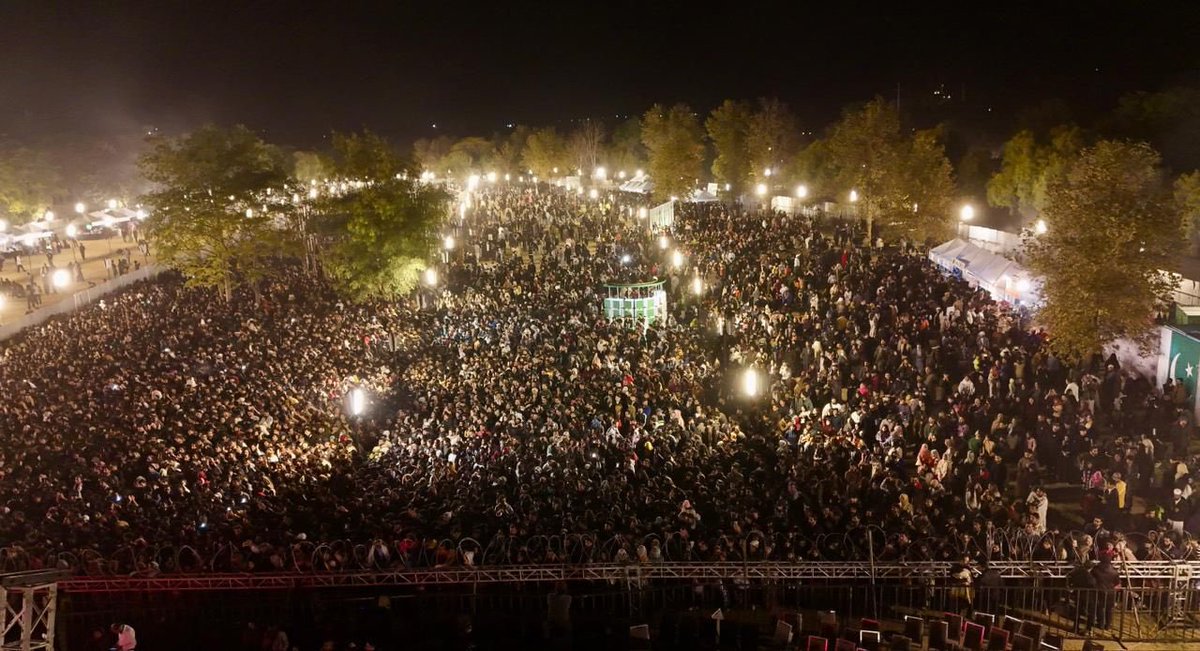 azharjavaiduk's tweet image. No fear Loud and clear Pakistan responds This is a clear message to terrorists 

One attack took place in Islamabad 

More than 200,000 people came out for a concert @itsaadee and festival.
Uraan Pakistan festival in F6 
organised by oministry of information @TararAttaullah in…