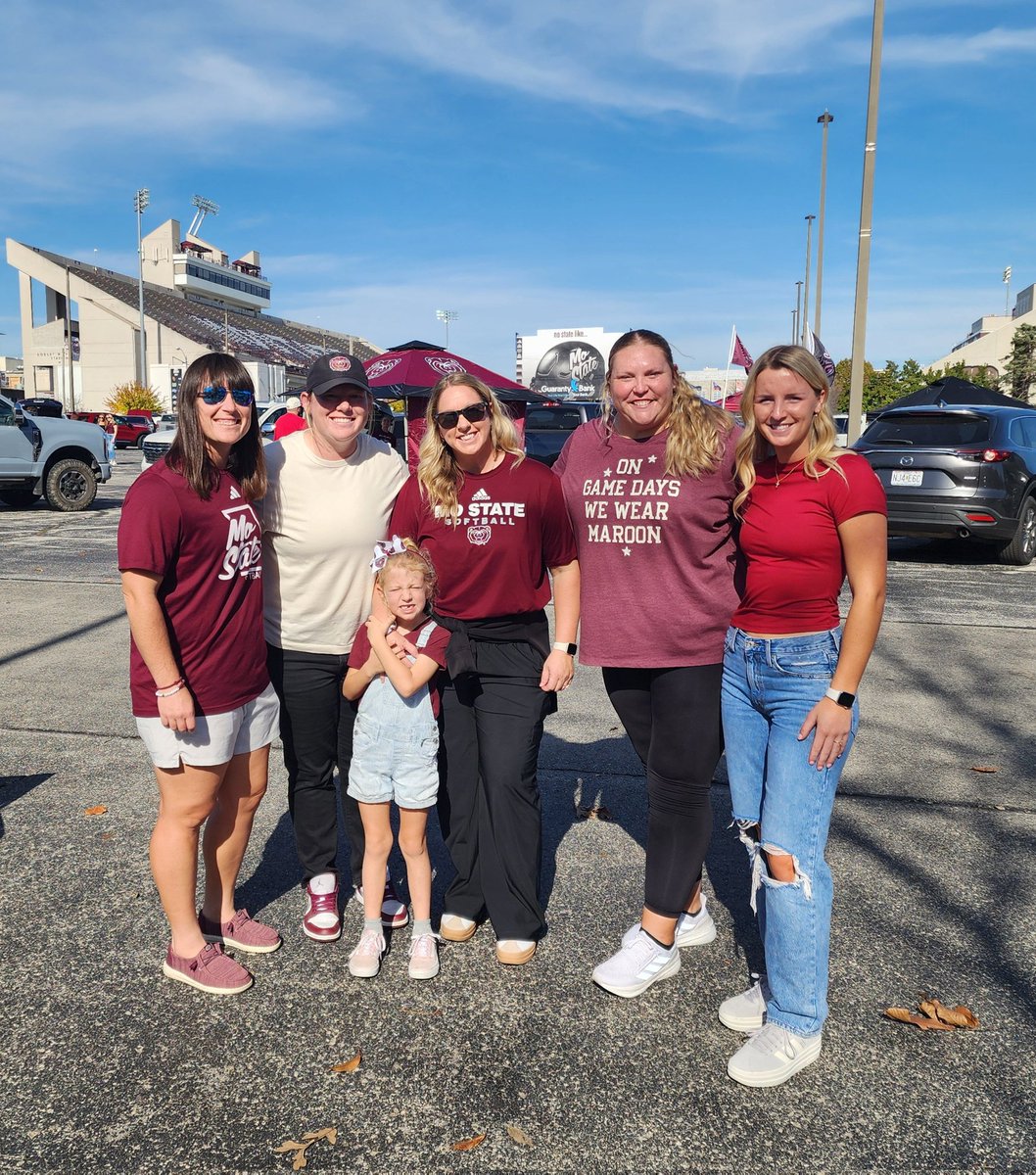 JenniferChadwi8's tweet photo. 🏈🎉Missouri State Bears tailgate with the softball team! 81° 🥎 🤗 What a fun day!😄 @echadwick33 @MoStateSoftball https://t.co/YcmqCIEI3P