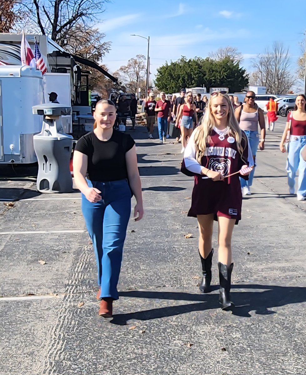JenniferChadwi8's tweet photo. 🏈🎉Missouri State Bears tailgate with the softball team! 81° 🥎 🤗 What a fun day!😄 @echadwick33 @MoStateSoftball https://t.co/YcmqCIEI3P