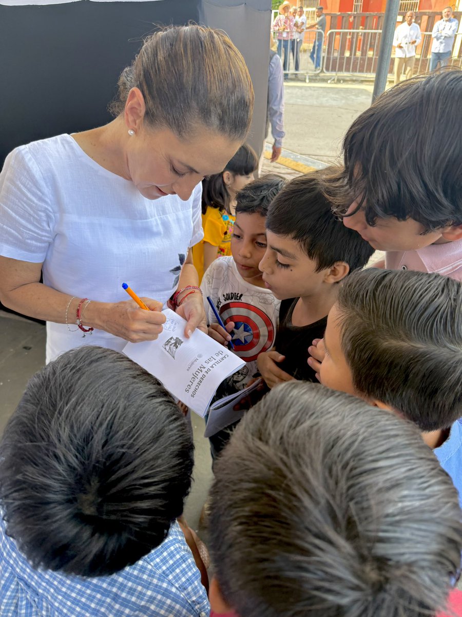 CitlaHM's tweet image. La presidenta @Claudiashein es la persona con mayor sentido de responsabilidad que conozco. Una mujer sensible, honesta, responsable, con profundo amor a México y a su pueblo; entregada a transformar nuestro país.

Me gusta acompañarla en sus visitas y fotografiar cuando puedo,…