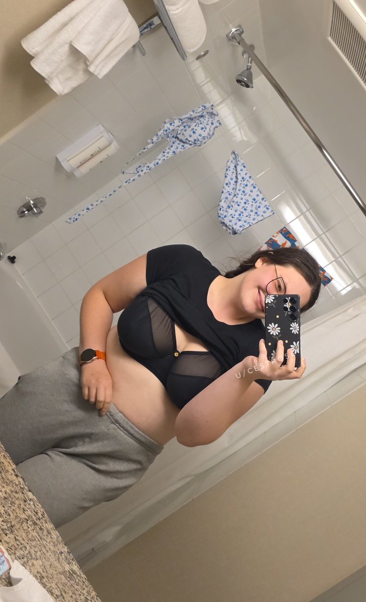 cestrose98's tweet photo. Mom bra in a hotel bathroom #curvy #chubby #mombod #brunette #bra https://t.co/kuOPl05TkL