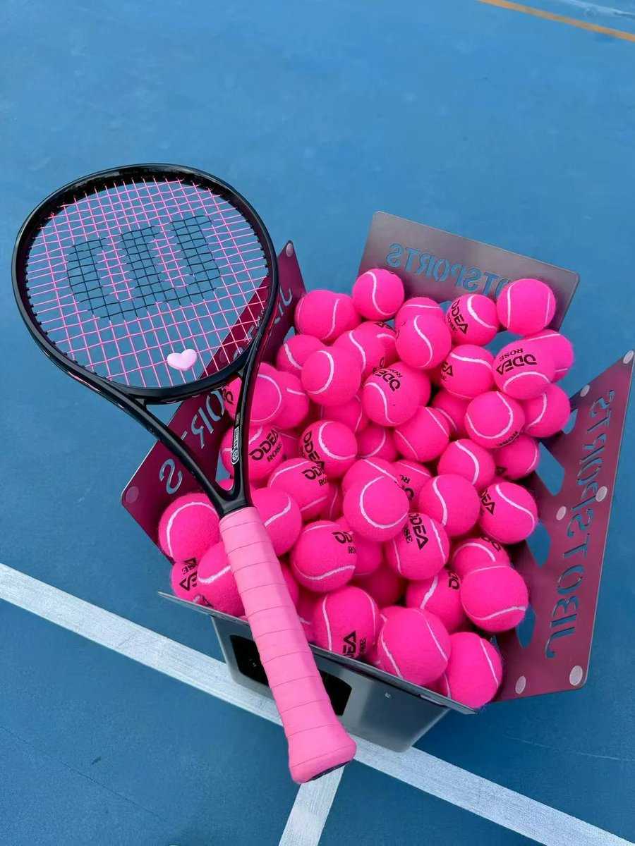 Intelligencv's tweet image. 自分を挑戦して、スポーツの一瞬一瞬を楽しもう！ピンクのテニスボール、ピンクのラケット、あなた専用の活力の瞬間。🎾💖 #テニス #スポーツの情熱 #ピンクの夢
