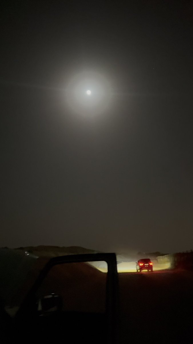t3oo9's tweet photo. ان جيتني ياليل وش انت جايب 
يامرحبا والي يجي منك مقبول 

نفسي لها مده لعينة صلايب 
من دونها باب الوناسات مقفول

كلن يشوف اني مقصر وغايب
وانا مدري والله وش اقول

قمت اتعذر بالشغل والطلايب
وانا قسم بالله ماني بمشغول https://t.co/PMN7TmZkuY