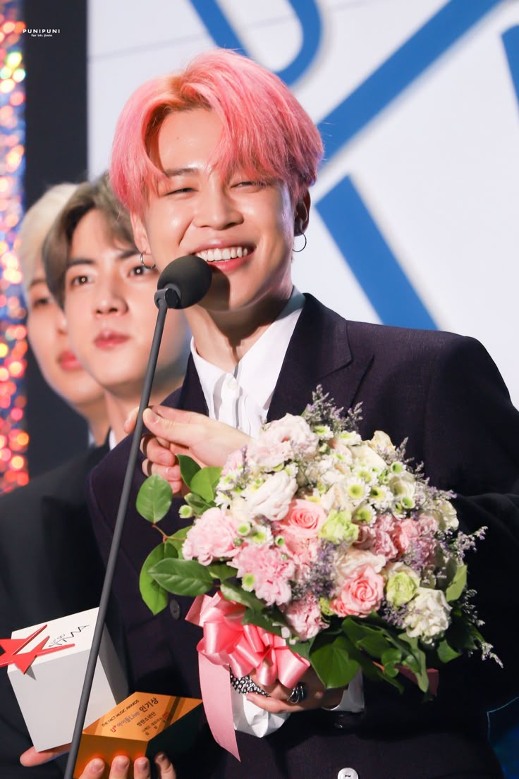 CONGRATULATIONS JIMIN!🎉

OUR JIMIN WON AN AWARD
#KGMA_FanFavoriteArtist_Jimin
#팬페이버릿우리지민