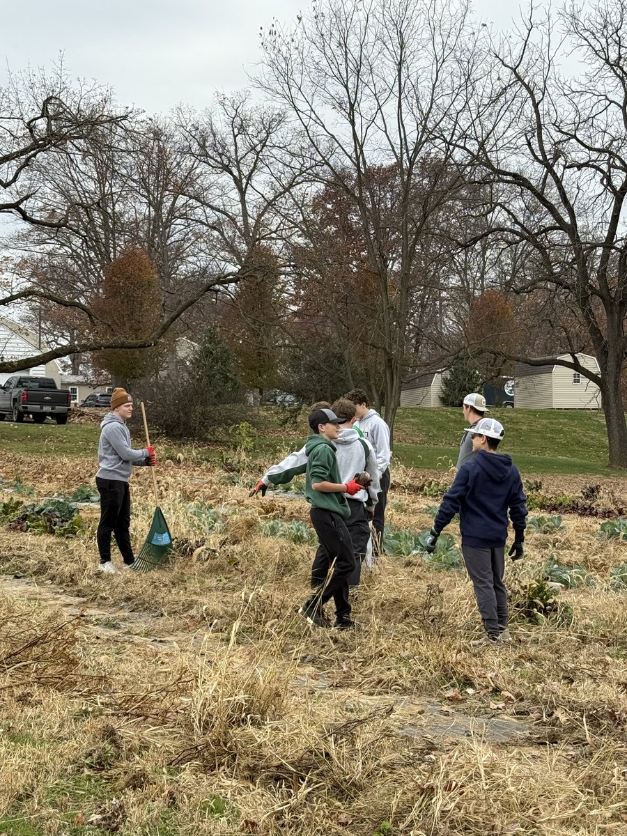 DonegalBaseball's tweet image. Our Donegal Baseball team continued a great tradition this weekend—volunteering with Friends of Donegal, the group behind Donegal Power Packs &amp;amp; Donegal Community Gardens.
Last year we cleaned one garden.
This year we tackled both.
Proud of our players for serving our 
community!