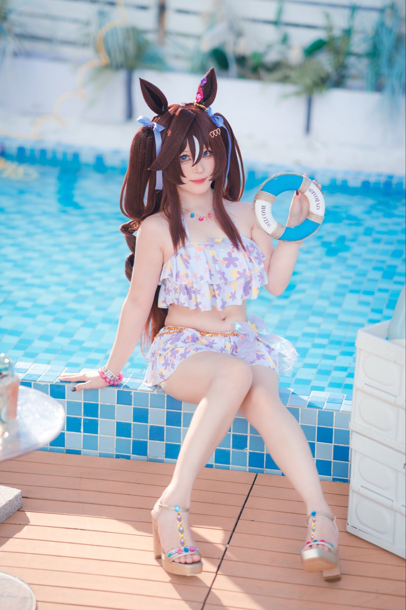 肉乎乎的雪莉枚枚换上泳装之后更欠肏了呢，这么喜欢从仰头的角度拍摄，是想被粗壮男根搭在脸上趁机嗅浓郁的雄性臭味吧。用嫩脚丫足交过后再插入小穴挺腰肏干，龟头每次挺到深处都让雪莉枚枚的小肚子泛起阵阵肉浪，浓精直射子宫让她彻底抛弃男友心甘情愿成为cos性奴。
#意淫 #coser