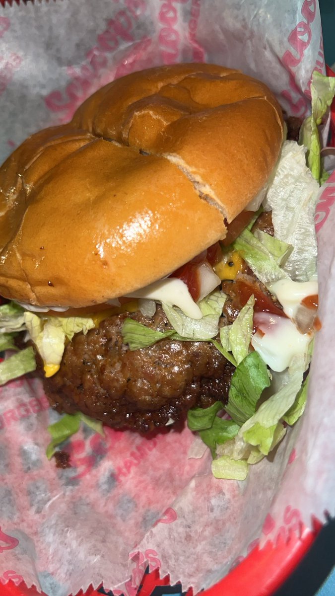 SidSpots's tweet photo. Double Cheeseburger &amp; Green River @ Schoop’s Burgers #SidSpots #CalCity https://t.co/fZ6uC2EtBz