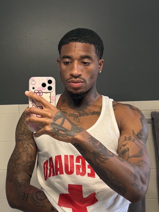 HartDaScientist's tweet image. Big buff nigga with a hello kitty case oomf kinda ate that