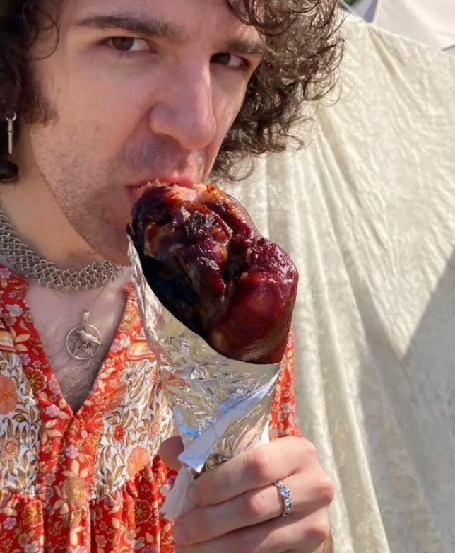 cshdoingstuff's tweet image. Ethan Ives eating a turkey leg