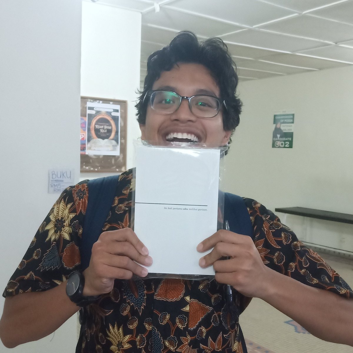 Antara pembeli buku #ApaMaksudPulangYangSeringKauUlang dan #IniKaliPertamaAkuMelihatGarisan di sebuah pusat pengajian yang ada jual nasiputih lauk sayurcampur dan ayamkari dengan berharga RM5.

Sudahkah ko dapatkannya? 

AMPYSKU, rm27. IKPAMG, rm30. 

Wasap.my/+60149740428