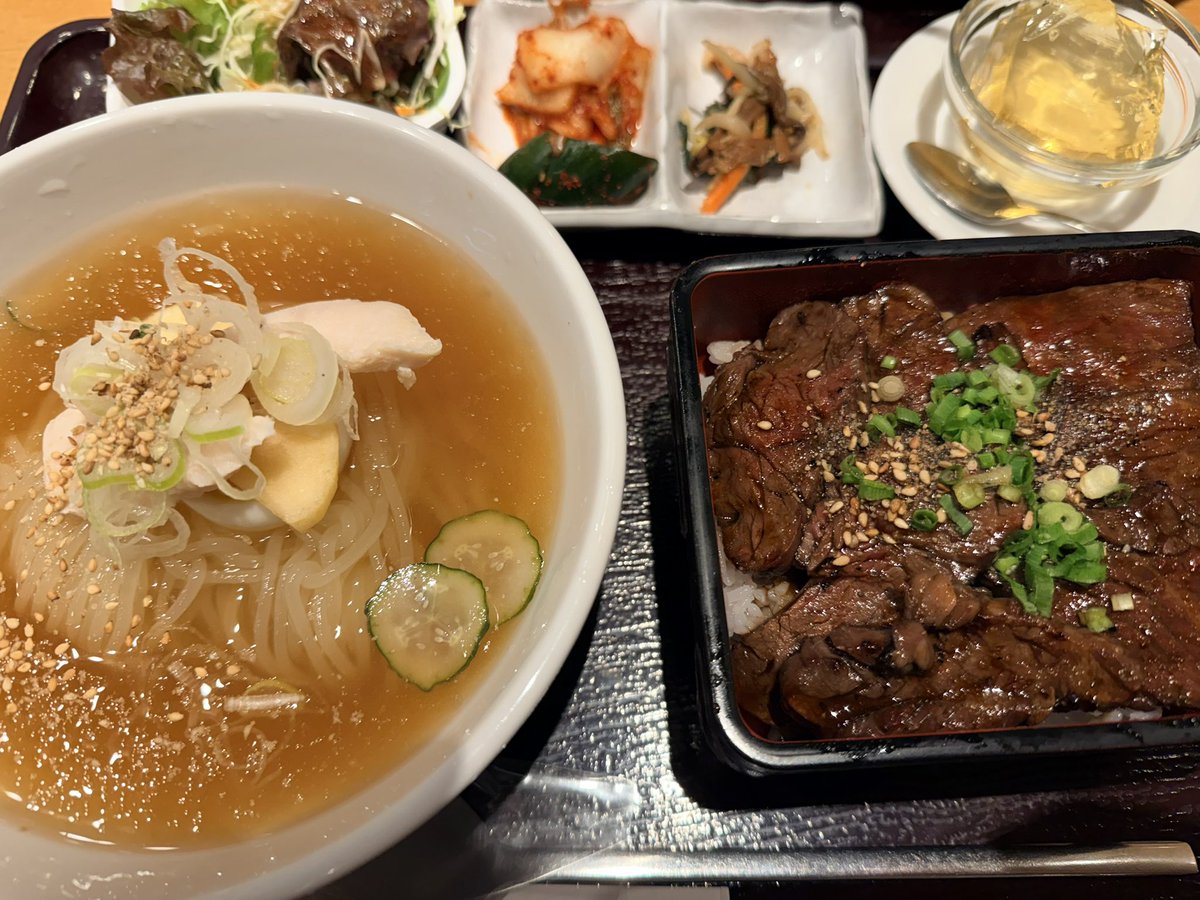 luglugluglug's tweet image. 東京駅で食べた。