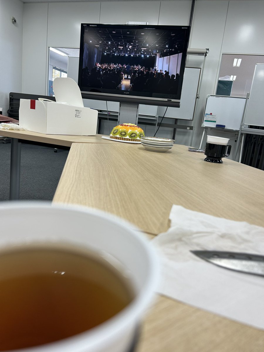 Physalis_tohtec's tweet photo. 学園祭演奏会の慰労会&amp;次回の会議中です！
先生がこんな大きなケーキ用意してくださいました♪幸せ会議🫶 https://t.co/vdo7sQADwp