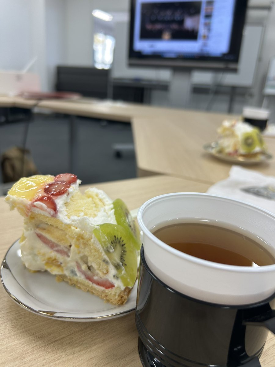 Physalis_tohtec's tweet photo. 学園祭演奏会の慰労会&amp;次回の会議中です！
先生がこんな大きなケーキ用意してくださいました♪幸せ会議🫶 https://t.co/vdo7sQADwp