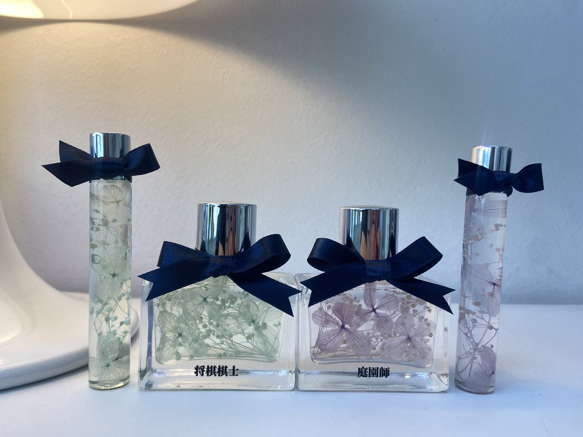 우드뚜껑의 향수가 따뚯한 느낌이 있다면,
실버뚜껑으로 제작한 향수는 깔끔, 시원한  느낌이 매력이예요 !
실버뚜껑향수는 뭔가 실물의 느낌보다 사진에 좀 더 못나보이는듯 하기도 하네요 😢
캐릭터들의 분위기에 맞게 선택하시면 좋습니다 🥰