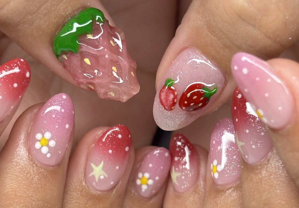 pangsict's tweet image. my nails for the past 4 months !!!