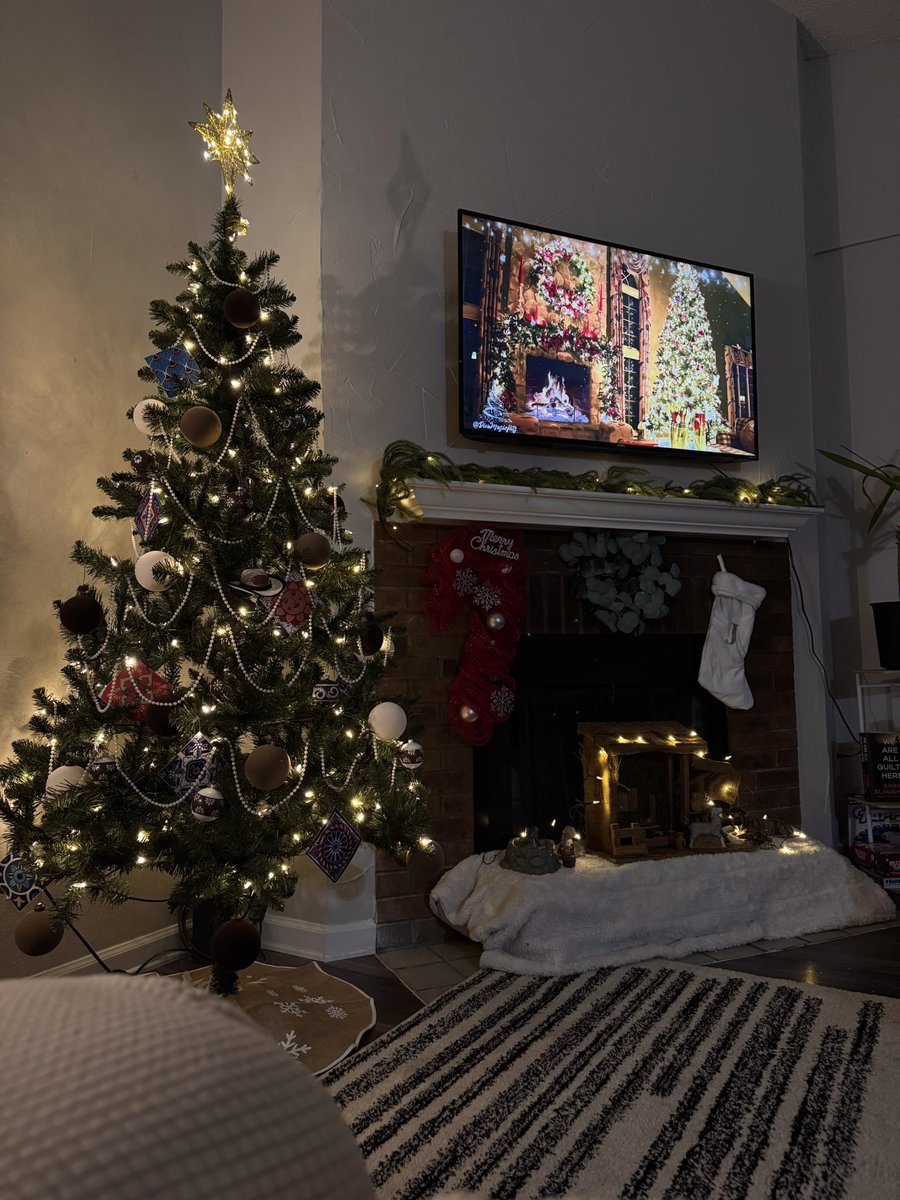 jaymfline's tweet image. Just finished decorating my apt 🥰