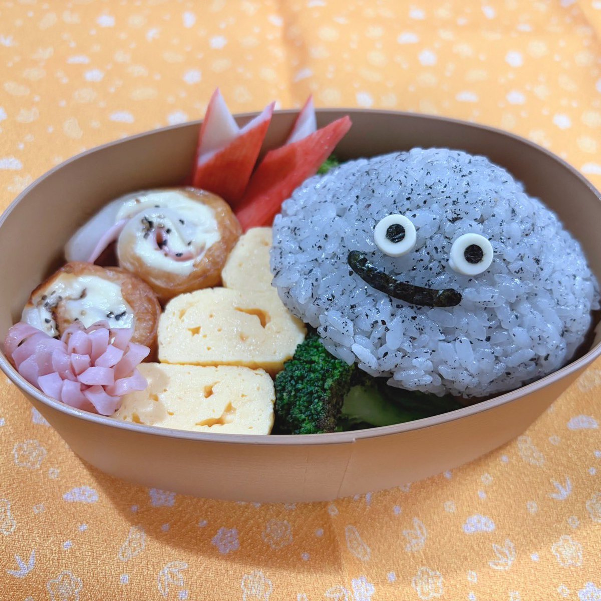 saki_libe's tweet photo. 今回の夫お手製キャラ弁🍱
ドラクエのはぐれメタル🩶
蓋が閉まらない状態からのはぐれメタル、上の部分が少し潰れちゃったんだそう😅
#キャラ弁 #お弁当記録 #ドラクエ #はぐれメタル
#MetalSlime #Kyaraben #CharacterBento #BentoArt #DragonQuest #FoodArt https://t.co/ffIzJ0HQ98