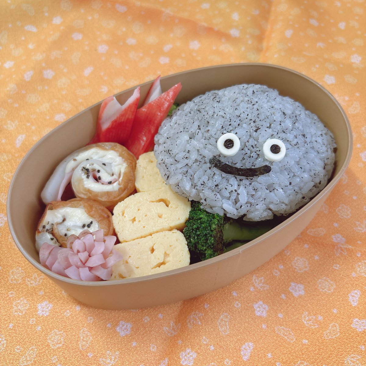 saki_libe's tweet photo. 今回の夫お手製キャラ弁🍱
ドラクエのはぐれメタル🩶
蓋が閉まらない状態からのはぐれメタル、上の部分が少し潰れちゃったんだそう😅
#キャラ弁 #お弁当記録 #ドラクエ #はぐれメタル
#MetalSlime #Kyaraben #CharacterBento #BentoArt #DragonQuest #FoodArt https://t.co/ffIzJ0HQ98