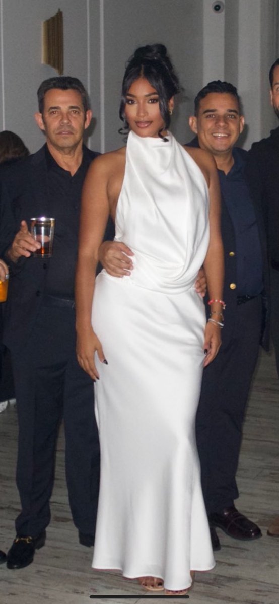 MegaFunTweets's tweet image. Are these two the fathers, husbands or boyfriends?