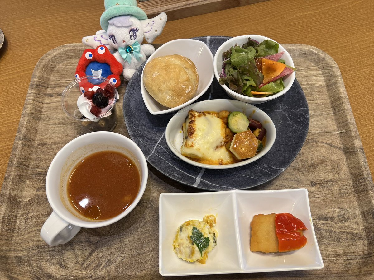Marie_clarice_'s tweet image. 宝塚大劇場公演My初日のお食事…🍽️
「フルール」のレビュープレートと公演デザート❄️
「ボヌール」の公演ジェラート🍨 「美味学（オイシィズム）」

しらすのクリームピラフに揚げ餃子も…美味しかった…🥟
ジェラートもクリームチーズアイスがとっても美味しい…❤️‍🔥