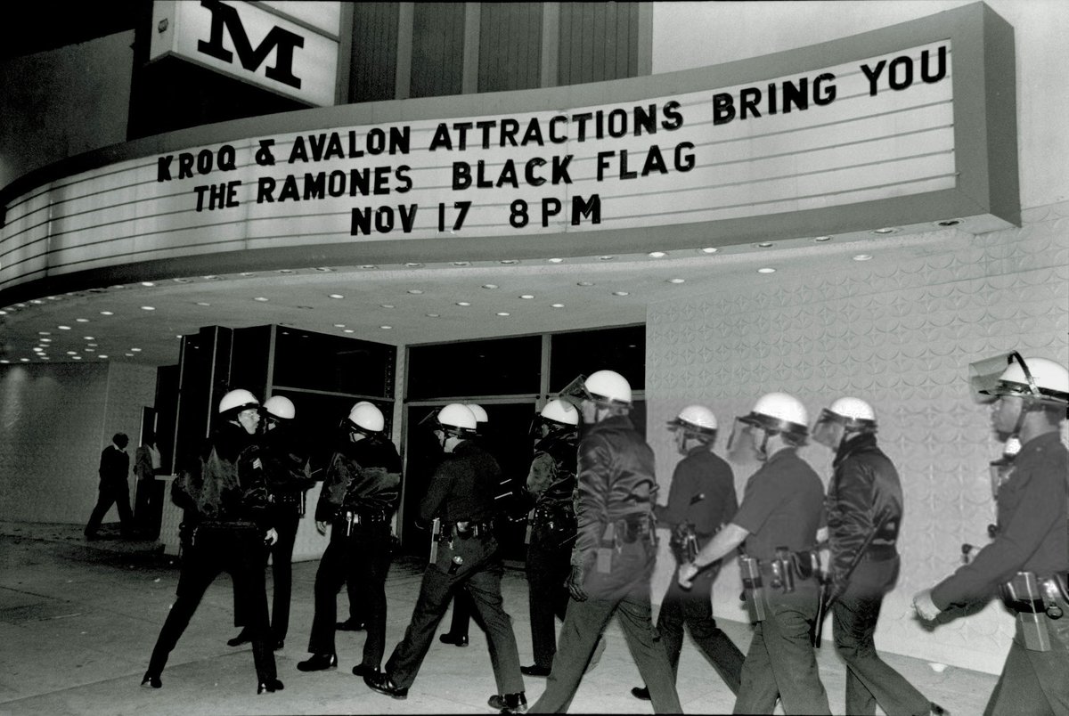 PunkRockStory's tweet image. 41 years ago today

November 17, 1984: While the Ramones, Black Flag and Minutemen put on a sensational concert at the Palladium, the LAPD prepares to welcome the punks.

Photo by Gary Leonard.

#punk #punks #hardcorepunk #punklegends #LA #punkrock #history #punkrockhistory #otd