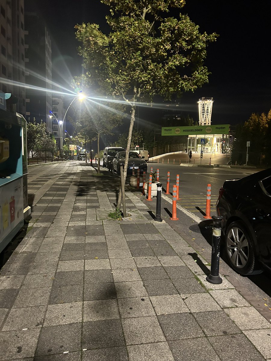 Poligon caddesindeki geri dönüşüm kutunuzu patlatmışlar <a href="/umraniyebeltr/">Ümraniye Belediyesi</a> kapatırken dikkat edin kedi olabilir içinde