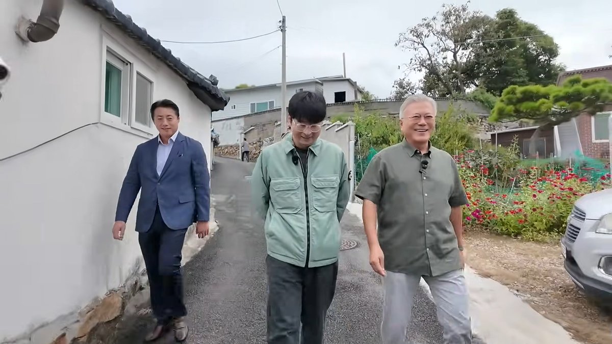 전직 대통령이 사는 집 골목길이 이렇다. 저렇게나 한적하게 살면서 전직 대통령의 신분으로 상황에 따라 SNS에 입장 발표하고, 안부 전하고, 책방 쥔장이니 책 소개 하고 사는 이를 괴롭히지 못해서 그렇게나 wlfkfqkfrhkdemf 하시나. 적당히들 좀 해라. 뭐 얻어갈게 있다고.