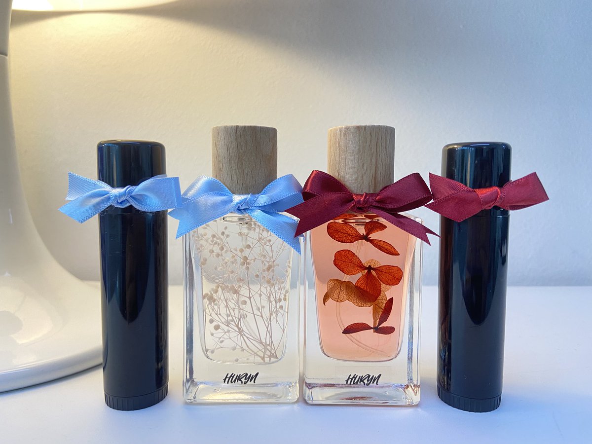 한가지 종류의 꽃만 넣어 장식하는것도 심플한 분위기가 멋져요 ✨
캐릭터들 분위기에 맞게 다양한 조합으로 사용해 보시는것도 좋은것 같아요 😊
고체향수는 유리용기보다 가볍고 숙성없이 사용할수 있어요.
또한 향이 따뜻하고 부드럽게 발향되기 때문에 그런 느낌 선호하시는 분들께 추천드려요🥰