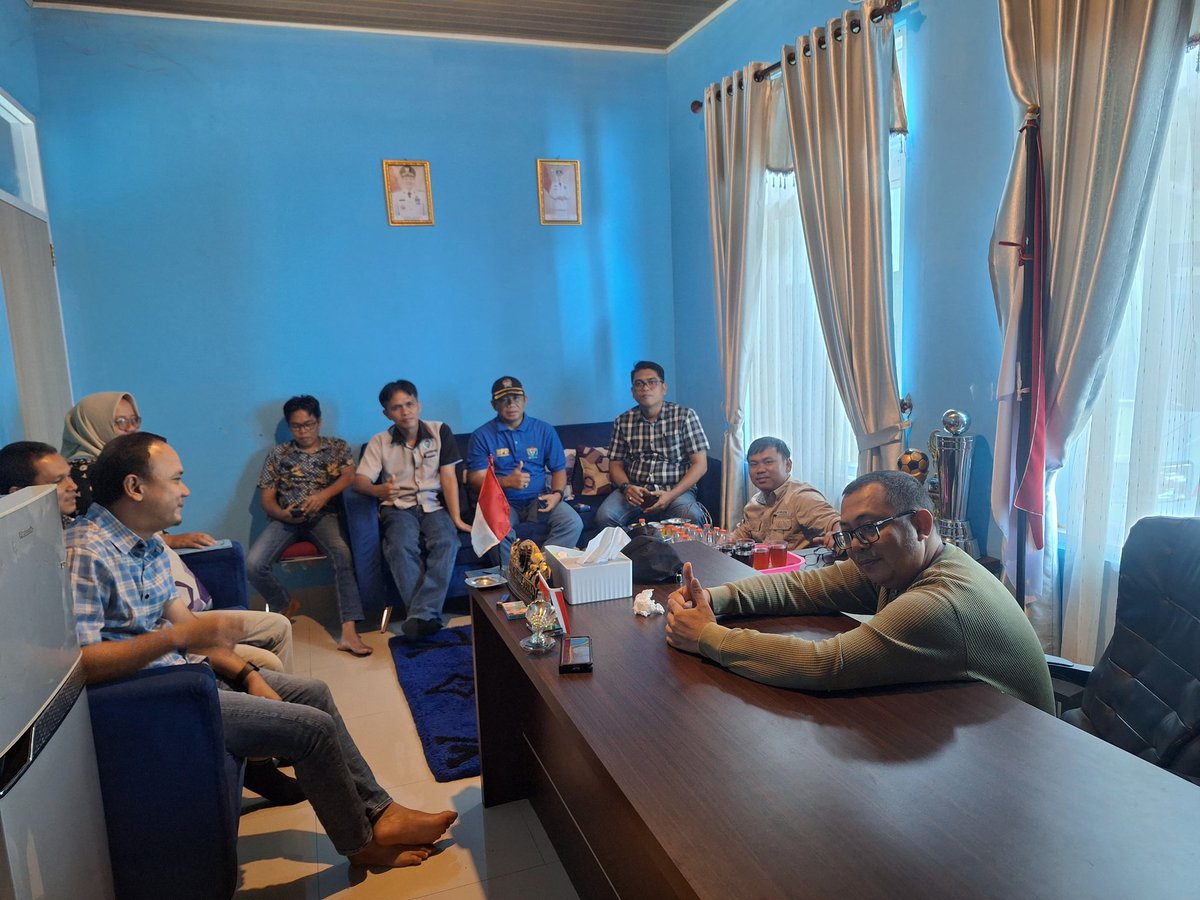 Gotong Royong Membangun Desa; wujud nyata kerja kolaboratif semua pihak dalam Membangun Bangsa

#TerimaKasihYandriSusanto
#SelamatkanDesaDariNarkotika
#DesaBersinar
#DesaGotongRoyong

<a href="/prabowo/">Prabowo Subianto</a>
<a href="/YandriSusanto/">Yandri Susanto</a>
<a href="/ArizaPatria/">Ariza Patria</a>