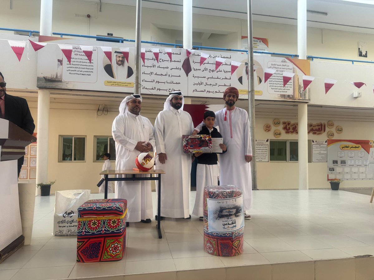 muaither_school's tweet photo. في إطار تعزيز التحفيز الإيجابي، قام قسم الدراسات الاجتماعية بتكريم مجموعة من الطلاب الأكثر تميزًا سلوكيًا وأكاديميًا في مختلف صفوف المدرسة عن شهر أكتوبر، تقديرًا لاجتهادهم وانضباطهم.

🎓 هذا التكريم يأتي ضمن جهود المدرسة في دعم السلوك الإيجابي وتعزيز التفوق الدراسي بين الطلاب.

💬 "التميز سلوك وعلم، وطلابنا قدوة في كليهما."

📌 #مدرسة_معيذر_الابتدائية  
📌 #الدراسات_الاجتماعية  
📌 #التكريم_الشهري  
📌 #نحو_التميز
