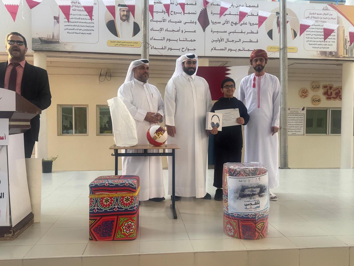 muaither_school's tweet photo. في إطار تعزيز التحفيز الإيجابي، قام قسم الدراسات الاجتماعية بتكريم مجموعة من الطلاب الأكثر تميزًا سلوكيًا وأكاديميًا في مختلف صفوف المدرسة عن شهر أكتوبر، تقديرًا لاجتهادهم وانضباطهم.

🎓 هذا التكريم يأتي ضمن جهود المدرسة في دعم السلوك الإيجابي وتعزيز التفوق الدراسي بين الطلاب.

💬 "التميز سلوك وعلم، وطلابنا قدوة في كليهما."

📌 #مدرسة_معيذر_الابتدائية  
📌 #الدراسات_الاجتماعية  
📌 #التكريم_الشهري  
📌 #نحو_التميز