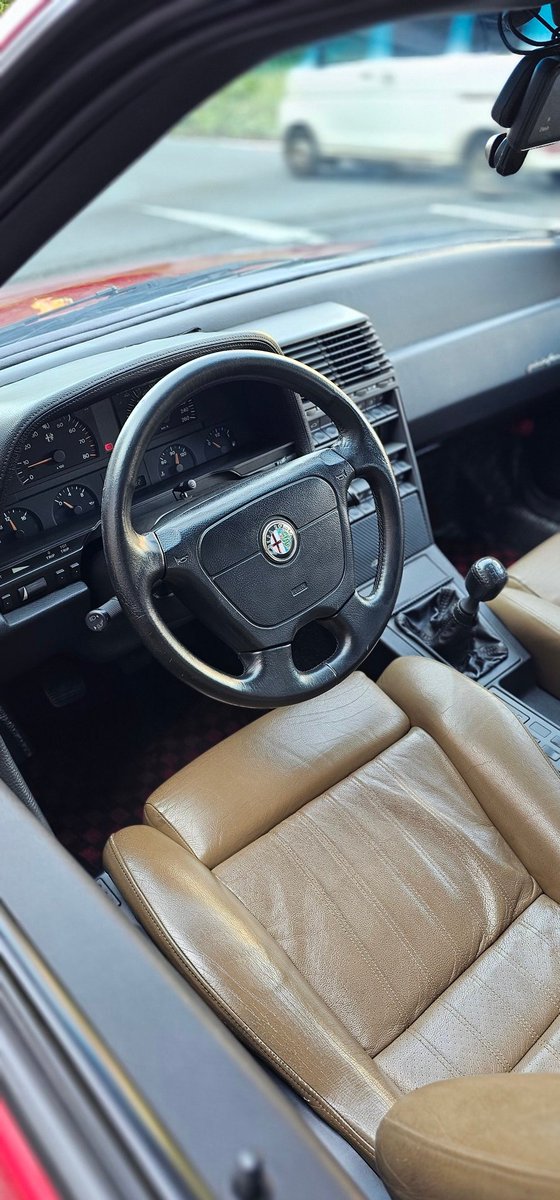 「ちゃんとオーバーホールして売ろうね」というコメントをいただきました。
世の中の旧車全てオーバーホール済みと思ってそうで怖いな…。
ちなみにこのアルファ164はオーバーホールしたステアリングギアボックスからオイル漏れがあり販売停止中です👨‍🔧