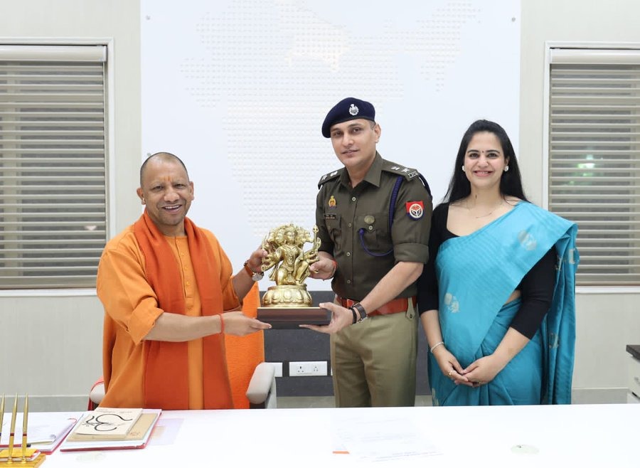 मुख्यमंत्री योगी आदित्यनाथ महाराज जी से आज लखनऊ में जनपद प्रतापगढ़ के तेजतर्रार एसपी दीपक भूकर एवं उनकी धर्मपत्नी अदिति मोर,डिप्टी कमिश्नर,इनकम टैक्स ने शिष्टाचार भेंट की।<a href="/CMOfficeUP/">CM Office, GoUP</a> <a href="/myogiadityanath/">Yogi Adityanath</a>  <a href="/Uppolice/">UP POLICE</a> <a href="/pratapgarhpol/">PRATAPGARH POLICE</a>