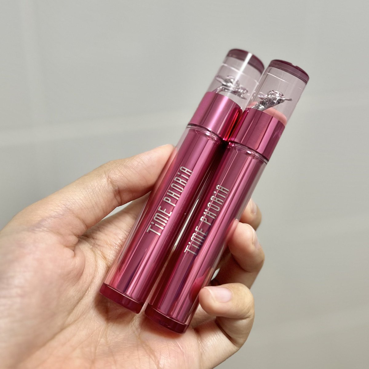 plengssp's tweet image. อยากกรี๊ด💖ไม่แปลกใจทำไมขายดี Time Phoria รุ่น Blurring Tint สีสวยมากกก ติดทนแน่นๆแบบทั้งวันไม่ต้องกลัวปากซีด สี 003 กับ 006 คือเอาใจไปเลย สวยขับผิว แล้วเนื้อเขาเบลอร่องปากได้หมดเลยอะ ปากอิ่มฟูสุดๆ ไม่มีแห้งตกร่อง ชอบมาก Must try ของจริง!