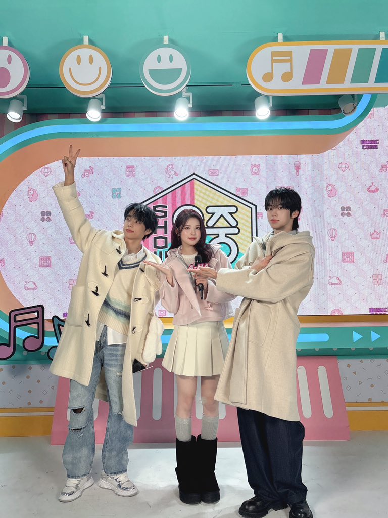 MBCMusicCore's tweet image. 사진 포즈마저 가위바위보로 보이는 매직🪄◝☆
선우 선배님…
다음에 가위바위보 하러 다시 와주세요 꼭이요…! 

#선우 #SUNWOO #THEBOYZ
#도훈 #DOHOON #TWS
#에이나 #A_NA #Hearts2Hearts