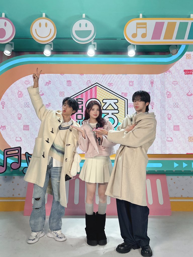 MBCMusicCore's tweet image. 사진 포즈마저 가위바위보로 보이는 매직🪄◝☆
선우 선배님…
다음에 가위바위보 하러 다시 와주세요 꼭이요…! 

#선우 #SUNWOO #THEBOYZ
#도훈 #DOHOON #TWS
#에이나 #A_NA #Hearts2Hearts