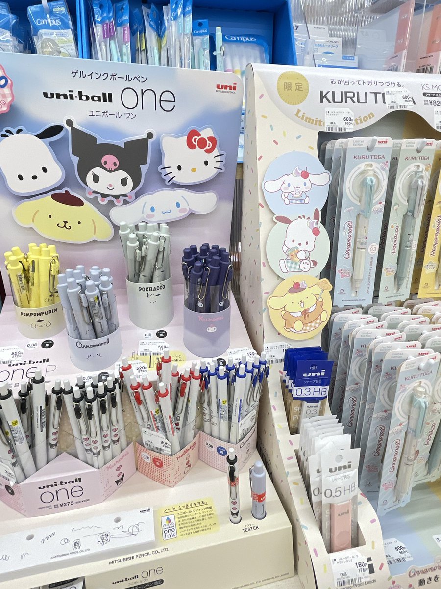 ARC_OASIS_OASA's tweet photo. ステーショナリーコーナーより♬
uniからサンリオコラボ商品のご案内🩵
各キャラクターのユニボールワンやクルトガが登場です✨

おすすめはユニボールワンの短軸タイプ。少し太めの軸に、キャラクターの顔がさりげなくついています(*˙˘˙*)手帳と一緒に使いやすいサイズ🫶

ぜひ店頭ご覧ください！ https://t.co/P5j6fcUCre