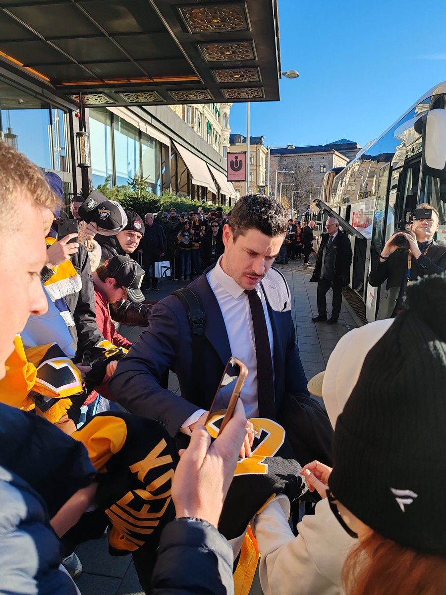 Dannyboyo_'s tweet photo. After 15 years of watching the @penguins at ungodly hours from the UK, I finally got to see them play live! Two games, two Geno goals and one by Sid. What an incredible experience it was @NHL 🇸🇪 https://t.co/UzUauH8PNS