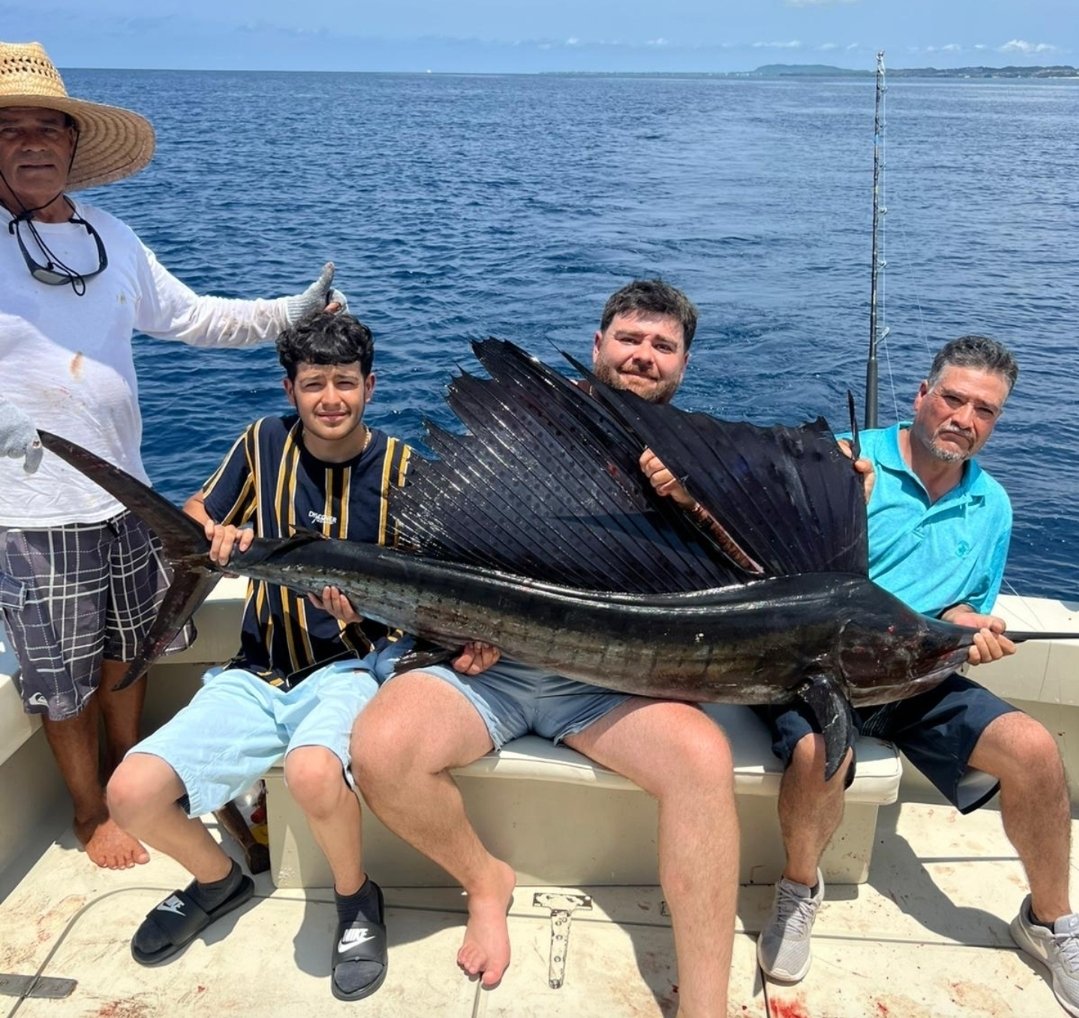 PuertoCharters's tweet image. Happy place Puerto Vallarta fishing 
travelvallarta.com